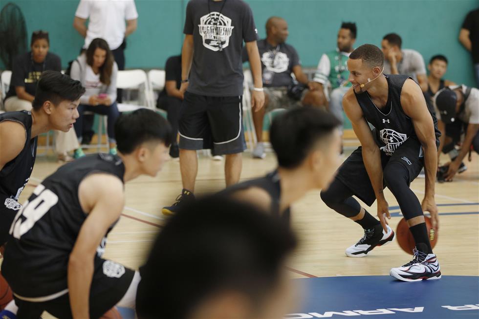 9月3日，库里（右一）在华南农业大学篮球馆内指导小球员们训练。当日，NBA勇士队球星库里现身广州华南农业大学，开启“传旗亚洲”之旅史蒂芬·库里中国行的第二站。 　　新华社记者吴鲁摄