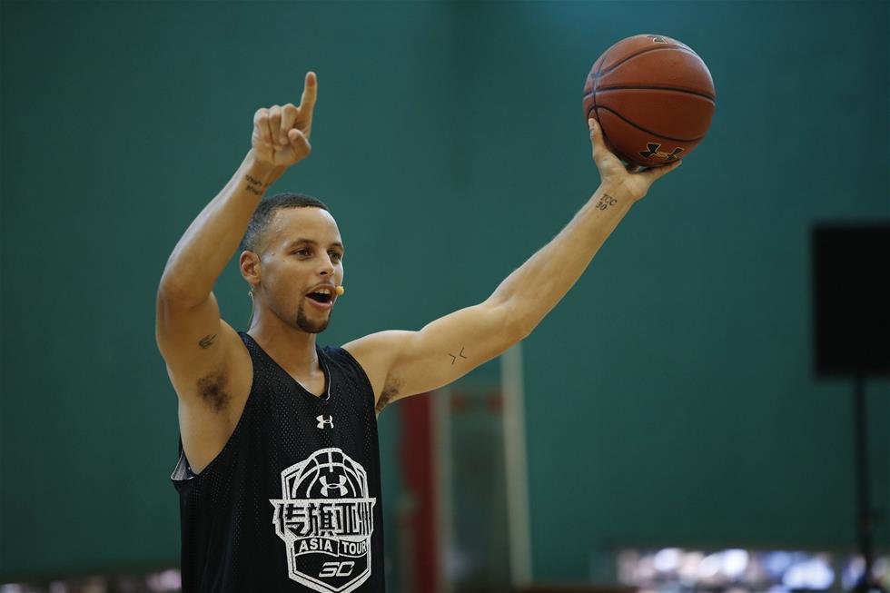 9月3日，库里在华南农业大学篮球馆内指导小球员们训练。当日，NBA勇士队球星库里现身广州华南农业大学，开启“传旗亚洲”之旅史蒂芬·库里中国行的第二站。 　　新华社记者吴鲁摄