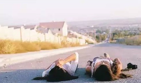 洪荒之力去合影 双人旅游拍照姿势大全(6)-千龙网·中国首都网