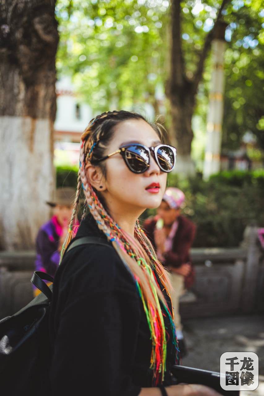 何洁晒照头顶彩虹 彩色脏辫好拉轰(3)-千龙网·