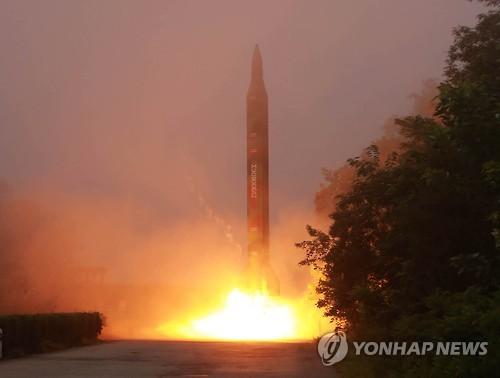 资料图片：图为今年7月，朝鲜人民军战略军火星炮兵部队进行弹道导弹发射训练的场面。
