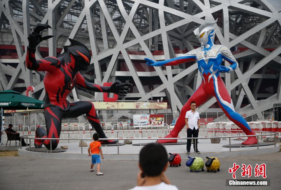 巨型“奥特曼”现身北京“鸟巢”附近