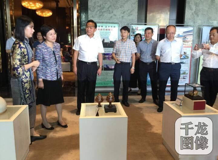 梅亦参观景德镇商品展