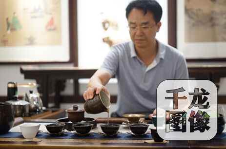 北京二商京华茶业有限责任公司副总经理、国家一级评茶师吕贤君展示茶艺。