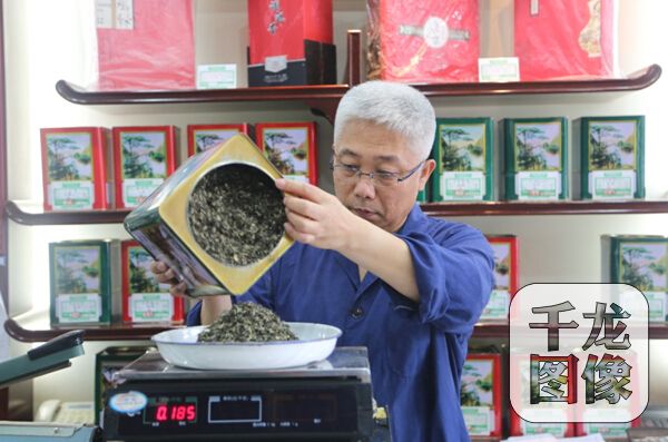北京启元茶叶有限公司门店经理、小叶茉莉花茶非遗传承人赵洪泉聊喝茶、品茶以及与茶界非遗有关的那些事儿。