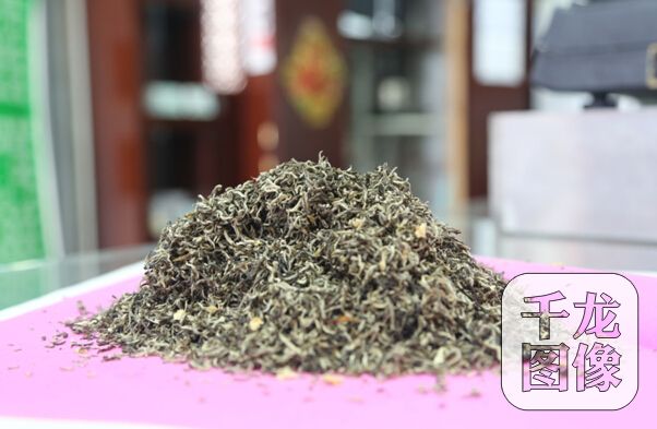 世上的饮料有千百种，也许它最廉价，可有谁知道它醇厚的香味儿。