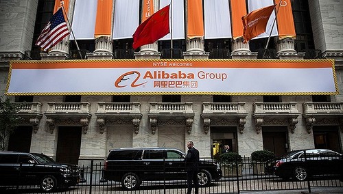 9月5日，阿里巴巴打折出售新美大股份的消息再次被提及。记者询问交易相关人士，对方称，“阿里巴巴一直在出售美团老股，已经交给投行在卖，现在流出文件，是部分机构打包给散户的项目。目前进度已经达到30%。”