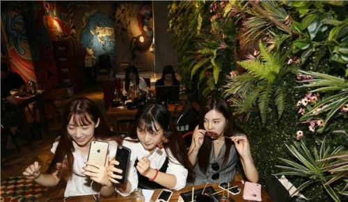 5名网络女主播直播吃烤串 不到2小时吸粉20万