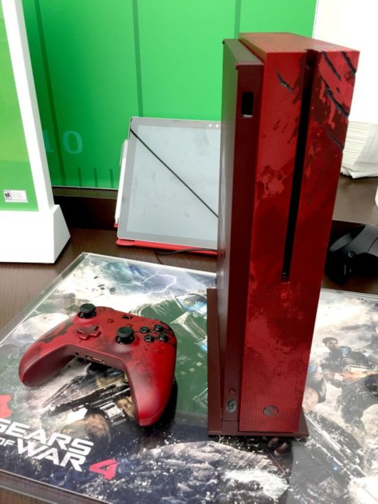 《战争机器4》限量版Xbox One S照片  