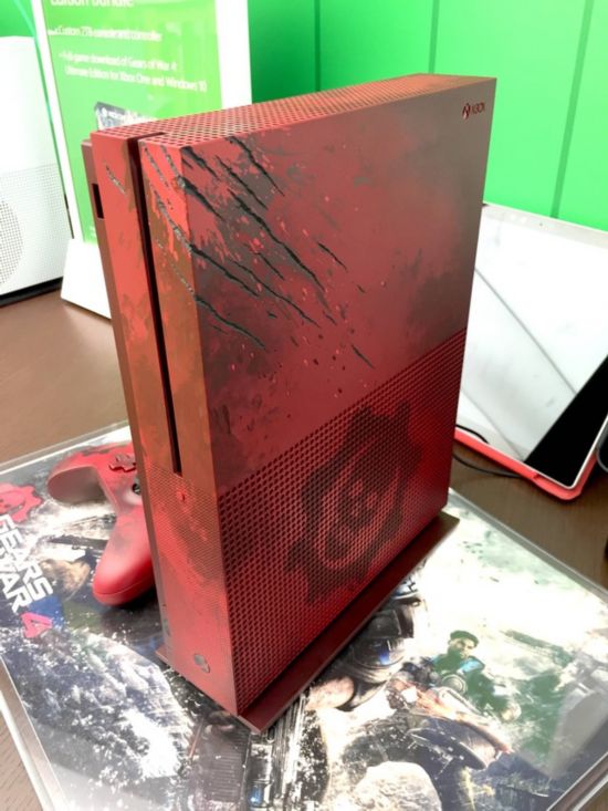 《战争机器4》限量版Xbox One S照片  