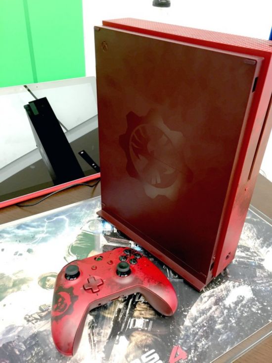 《战争机器4》限量版Xbox One S照片  