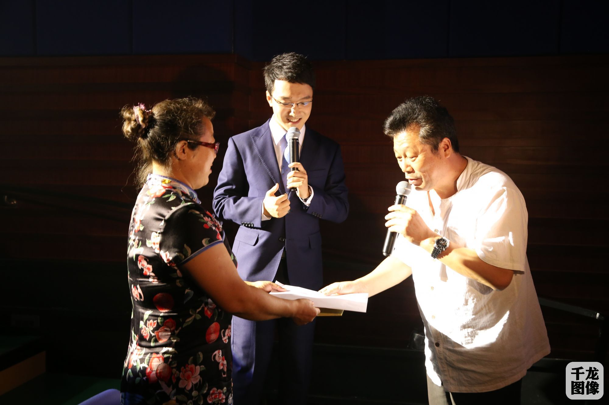 观众入场时，首先进入“写信区”，在此写下一封信，投入邮筒。步入剧场，门口设有信箱，观众自己取一封信，即收到了一封节日明信片；同时，索取一个信封，信封展开后是节目单；演出结束后，观众走出剧场时，会得到一枚信封封章——印在不干胶上的篆刻：“书心之玺”，粘上信封。观看演出的过程，仿佛完成了读一封信的过程。