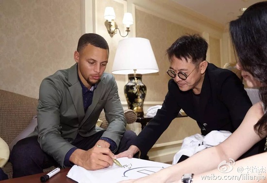 库里合影李连杰 影帝赞萌神:伟大球员+慈善大使