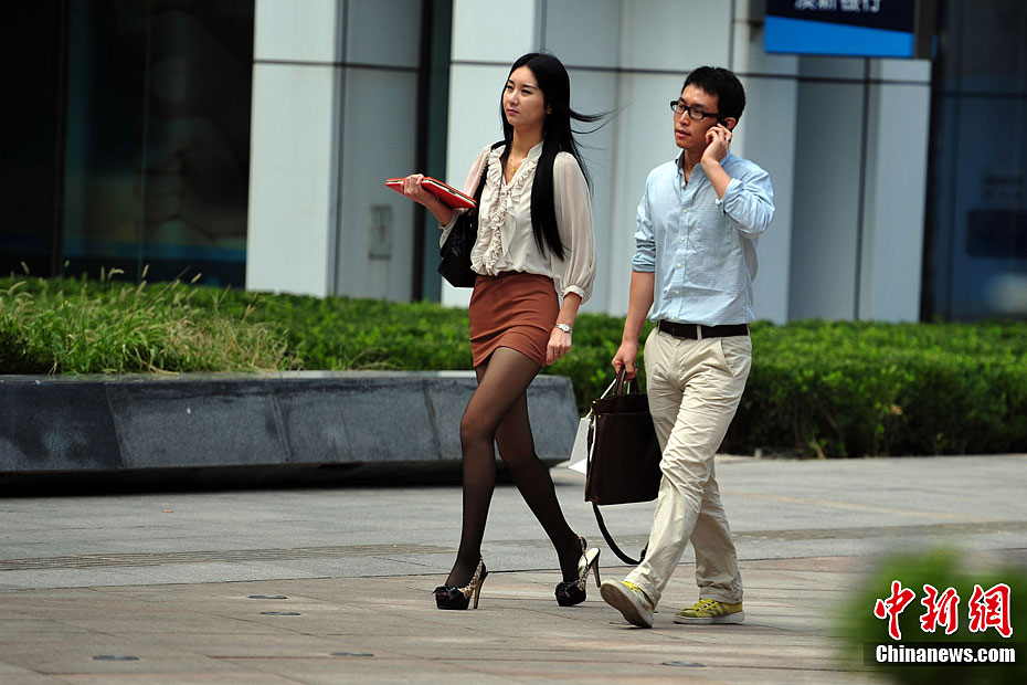 “白露身不露” 北京街头行人“混搭装”出行