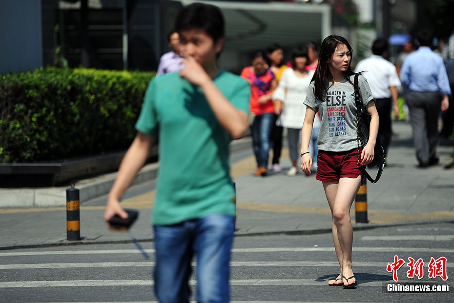 “白露身不露” 北京街头行人“混搭装”出行