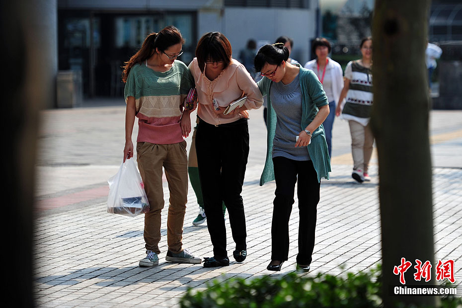 “白露身不露” 北京街头行人“混搭装”出行