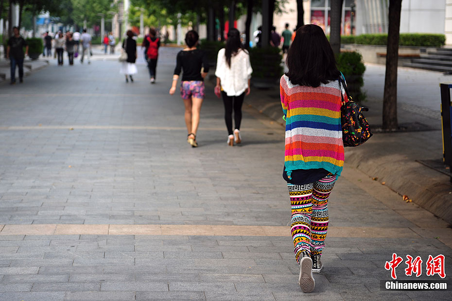 “白露身不露” 北京街头行人“混搭装”出行