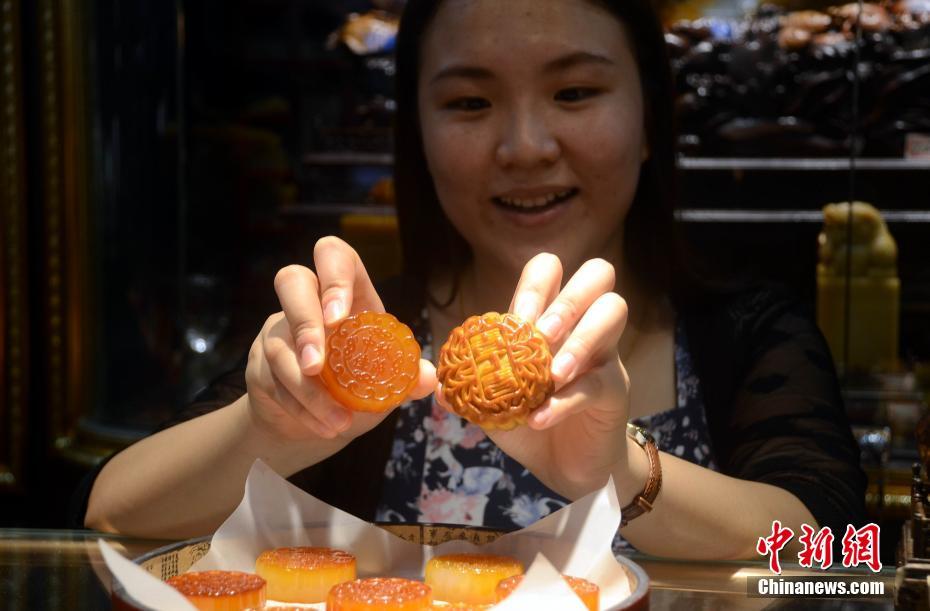 工艺美术大师雕出玉石“月饼”迎中秋