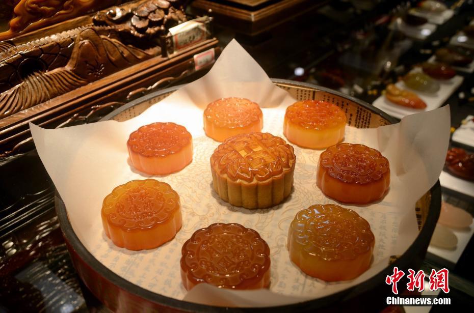 工艺美术大师雕出玉石“月饼”迎中秋