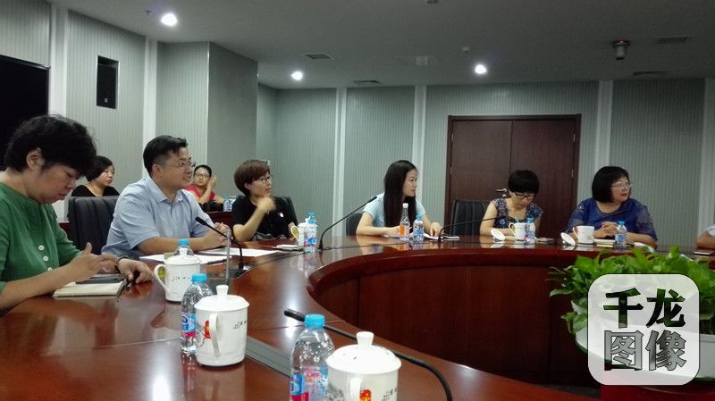 朝阳区图书馆馆长李凯向与会嘉宾和媒体介绍“书香朝阳”的文化建设情况。