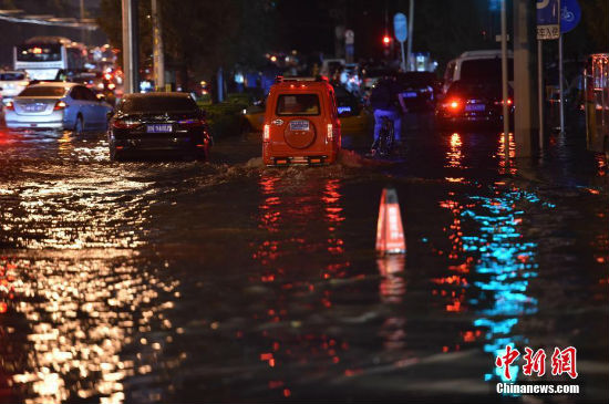 雷雨大风夜袭京城 局部路段积水严重