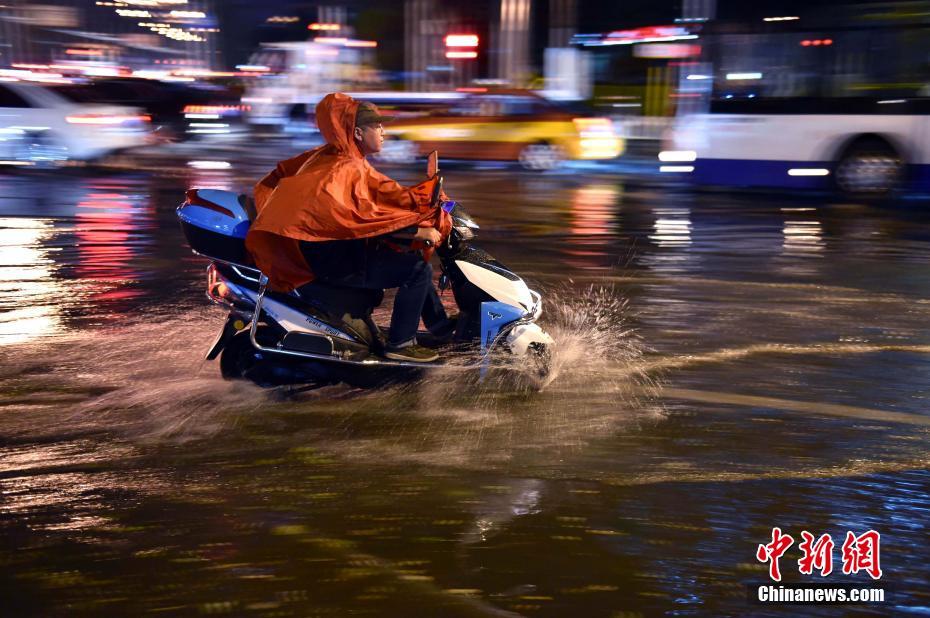雷雨大风夜袭京城 局部路段积水严重