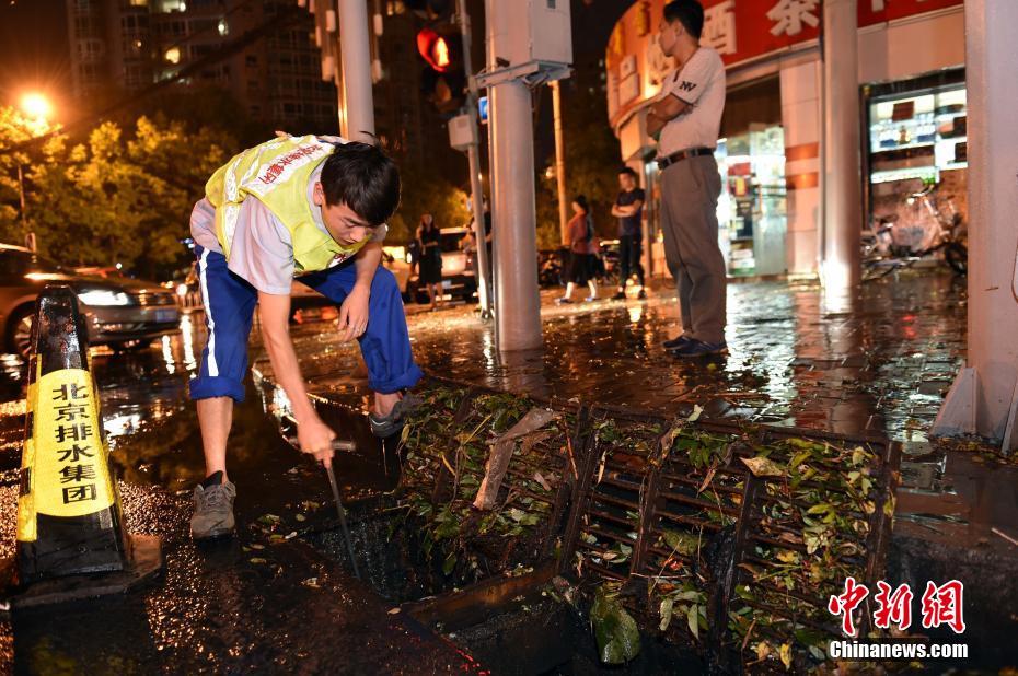 雷雨大风夜袭京城 局部路段积水严重