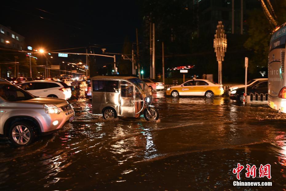 雷雨大风夜袭京城 局部路段积水严重