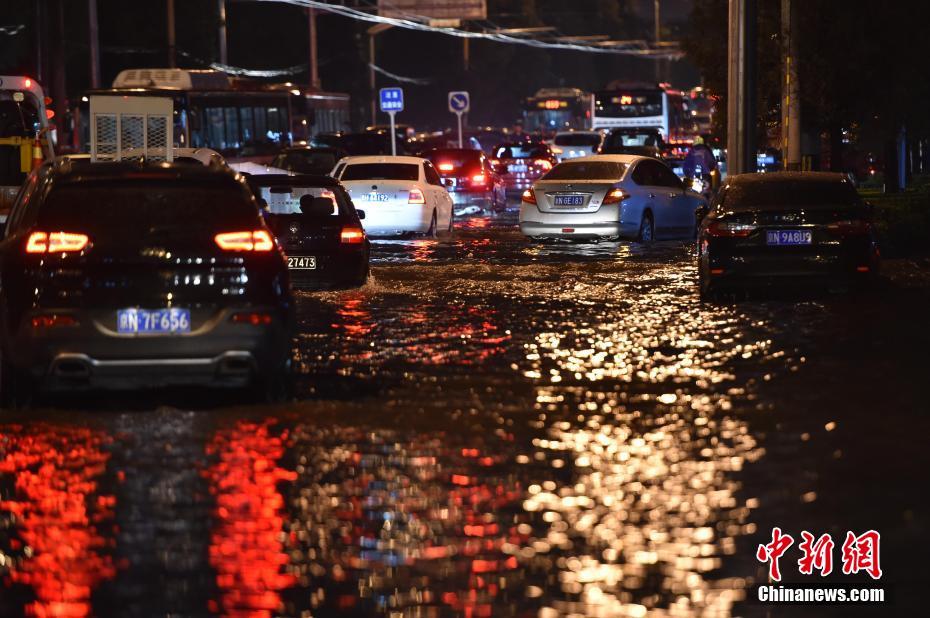 雷雨大风夜袭京城 局部路段积水严重