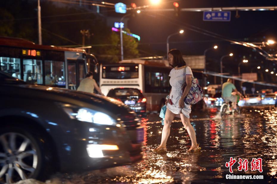 雷雨大风夜袭京城 局部路段积水严重