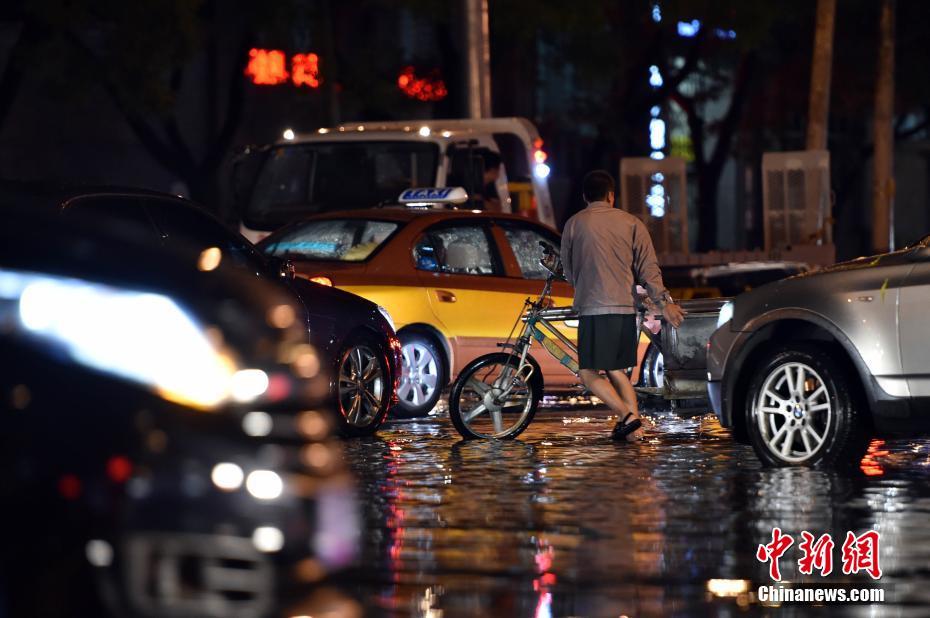 雷雨大风夜袭京城 局部路段积水严重