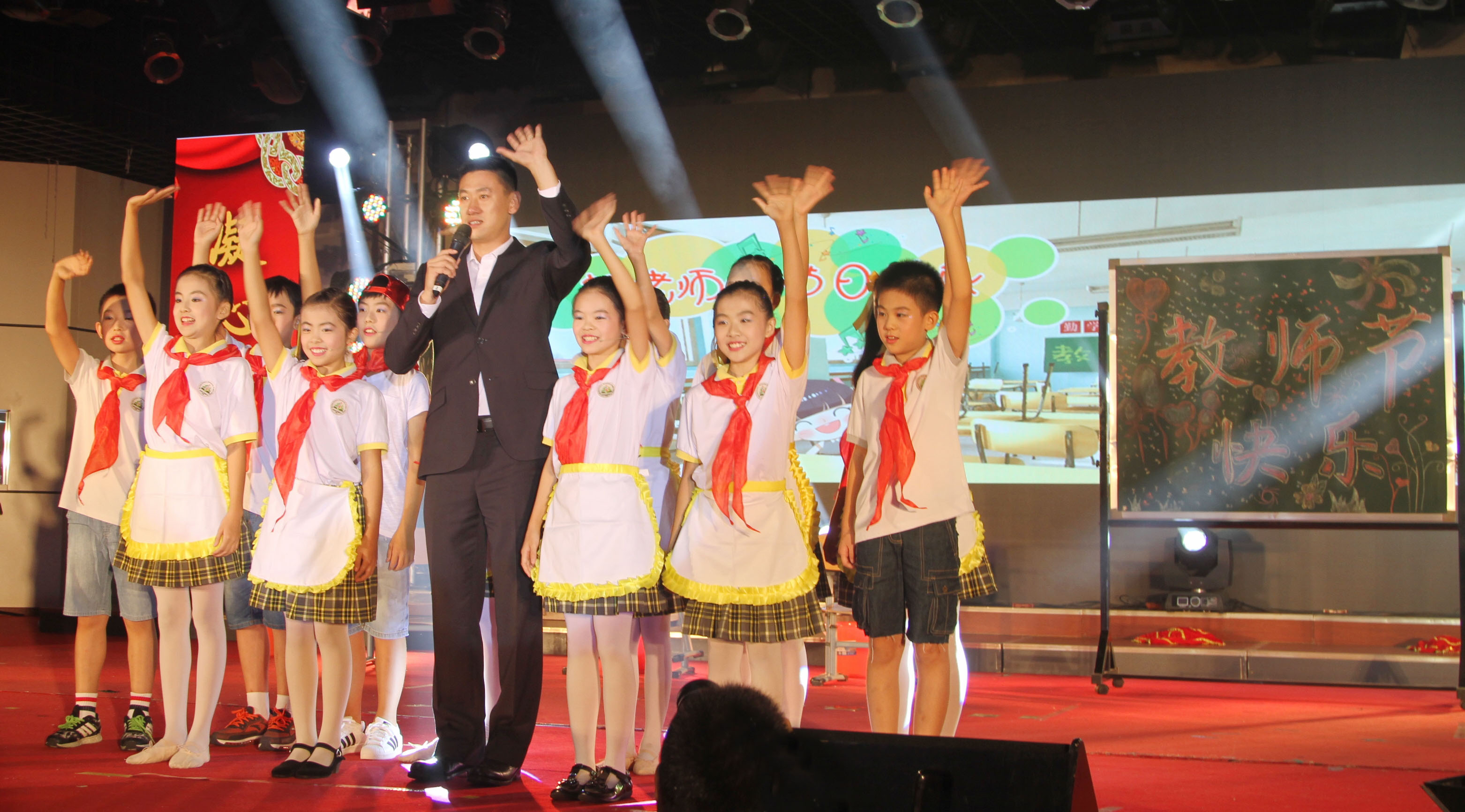 海淀区第三实验小学的打击乐表演《龙腾虎跃（选段）》热闹磅礴；中国地质大学附属中学的合唱《共青团员之歌》、《欢乐的那达慕》仿佛把我们带回了年轻的时光；东升实验小学的歌舞《你好吗?》如江南的水一样涓涓流；北京科技大学附属小学的吟诵《声律启蒙》展现了国学的风韵；北京石油学院附属小学的舞蹈《喜鹊喳喳喳》展示了孩子们的喜悦；北京科技大学附属中学的歌舞《长大后我就成了你》展示了对老师的敬仰……引来阵阵掌声。图为：北京林业大学附属小学 歌舞《教室里飞出欢乐的歌》。