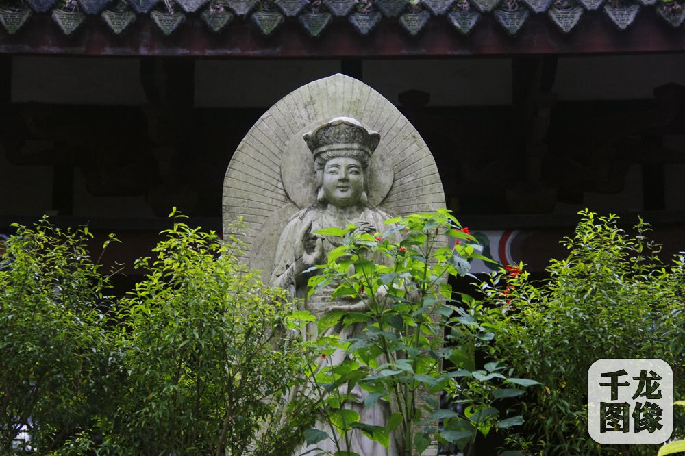 菩萨雕像。千龙网记者 李继业 摄