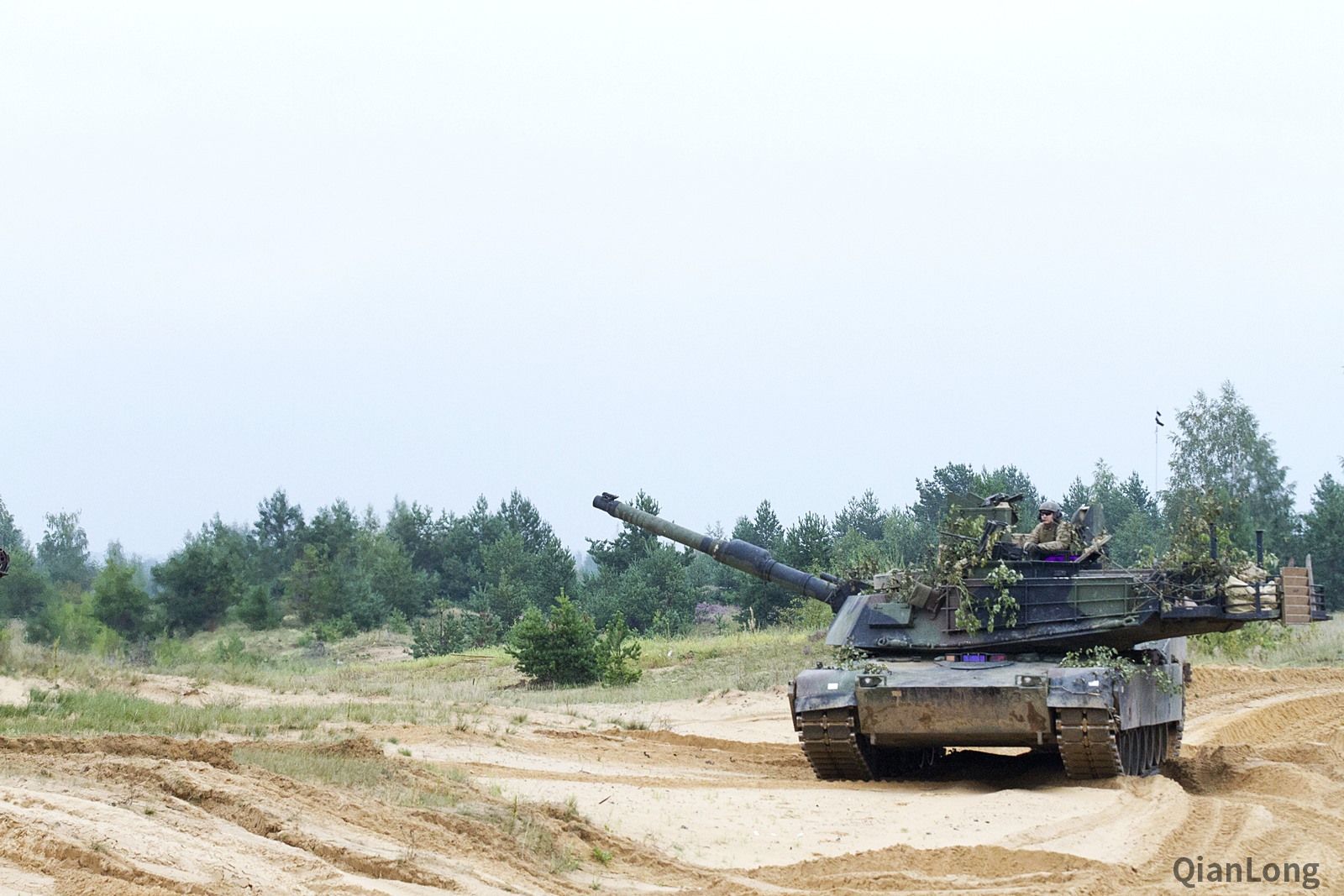 美军M1A2坦克开到拉脱维亚 驾驶员表情异样(