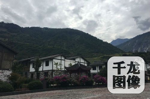 现如今的安顺场青山绿水中一排排整齐的房屋，百姓在这里安居乐业奔小康。