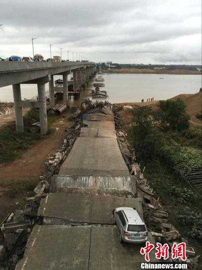 江西省泰和县一桥梁发生坍塌现场有车辆被压(图)