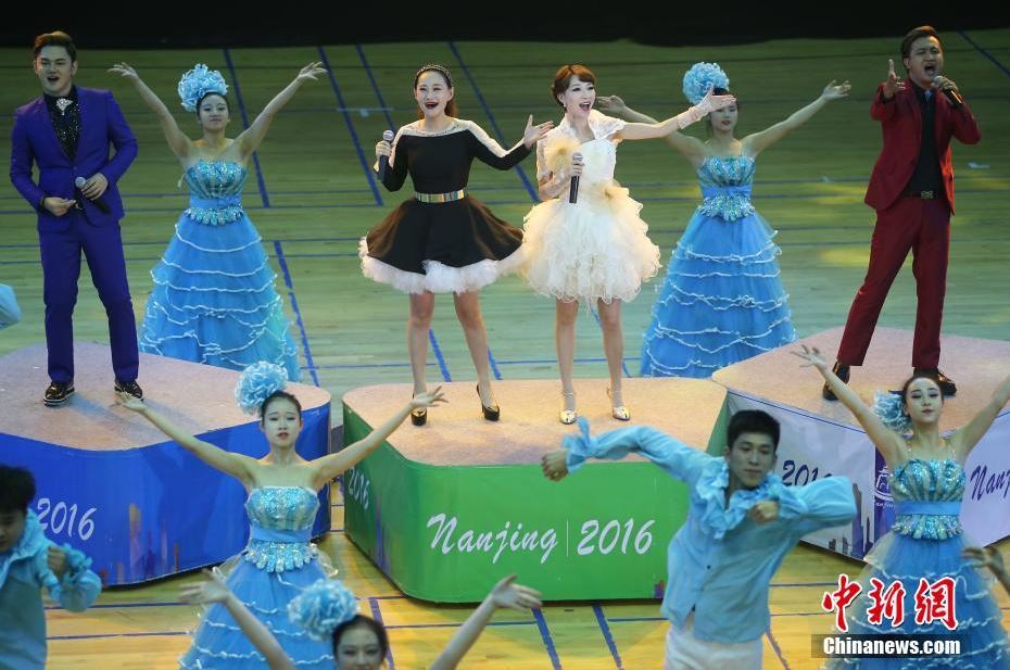 9月10日，以“欢聚南京·牵手世界·共享轮滑”为主题的2016世界速度轮滑锦标赛开幕式在南京龙江体育馆举行，来自中国、美国、巴西、日本等四十多个国家和地区的约500名轮滑运动员将分别参加场地赛、公路赛和马拉松三个大项的比拼，在赛道内上演“速度与激情”。 中新社记者 泱波 摄