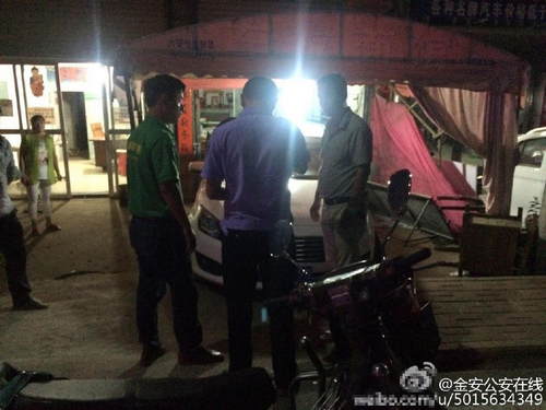 学员驾车拜访教练 一脚倒进教练家