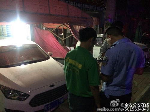 学员驾车拜访教练 一脚倒进教练家