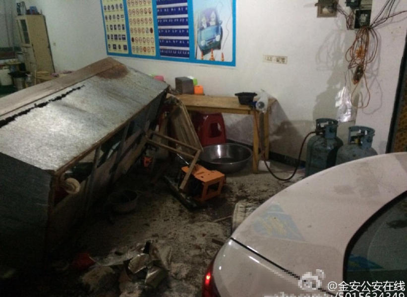 学员驾车拜访驾校教练 却一脚油门冲进教练家
