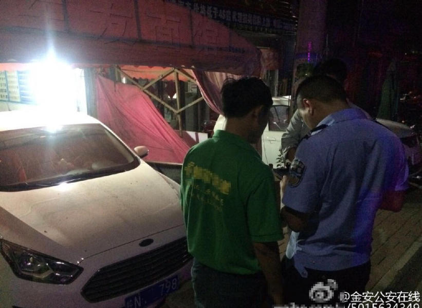 学员驾车拜访驾校教练 却一脚油门冲进教练家