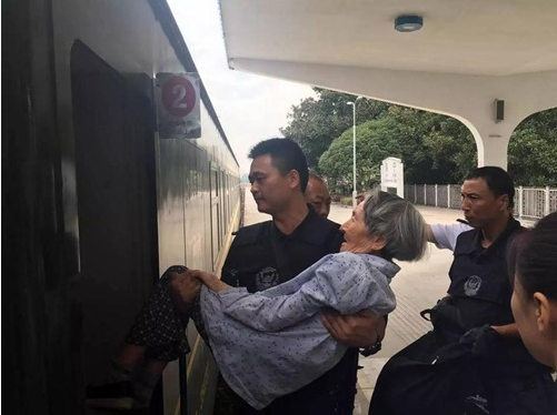 特警奶奶抱走红网络