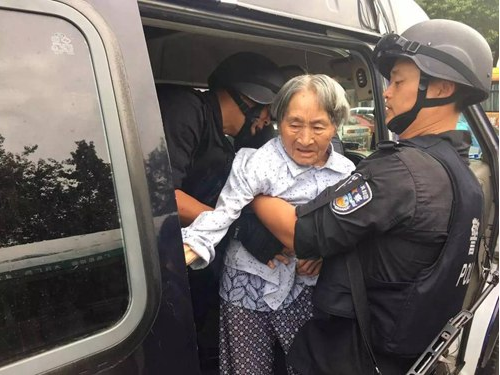 特警奶奶抱走红网络