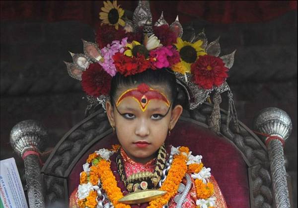 7岁女童当选活女神 禁锢庙宇10年不能与人交谈看其背后艰辛（组图）