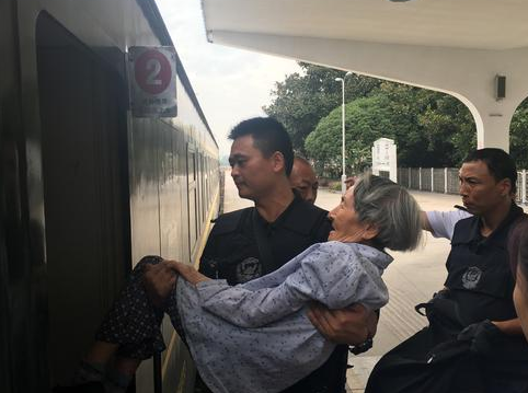 奶奶抱走红网络 特警怀抱瘦弱白发老人（组图）