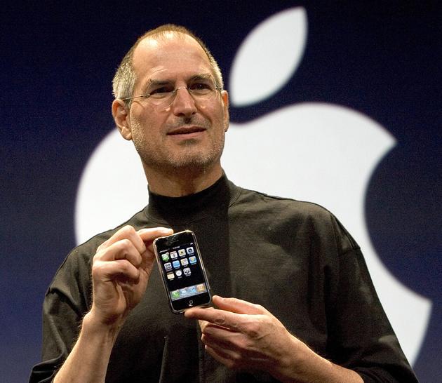 苹果前CEO乔布斯2007年1月9日在Macworld上展示iPhone
