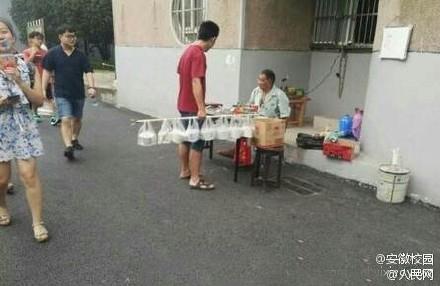 带饭哥挑8份外卖 为宅男室友带饭被称“带饭哥”