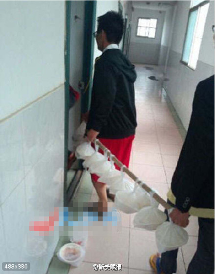 带饭哥挑8份外卖 为宅男室友带饭被称“带饭哥”