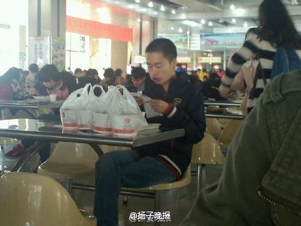 带饭哥挑8份外卖 为宅男室友带饭被称“带饭哥”