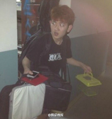 带饭哥挑8份外卖 为宅男室友带饭被称“带饭哥”
